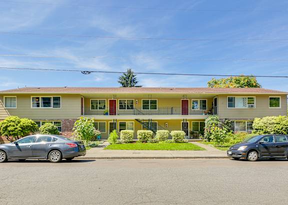 Welcome to Monroe Manor Apartments in Oregon City, Oregon